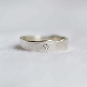 Anillo rústico de plata de ley reciclada con piedra natal / Textura martillada