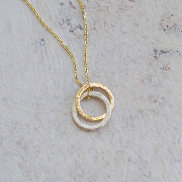 Collier duo de cercles reliés entre eux en or massif et en argent | Mini cercles entrelacés en or 9 carats recyclé | Collier en métaux mélangés