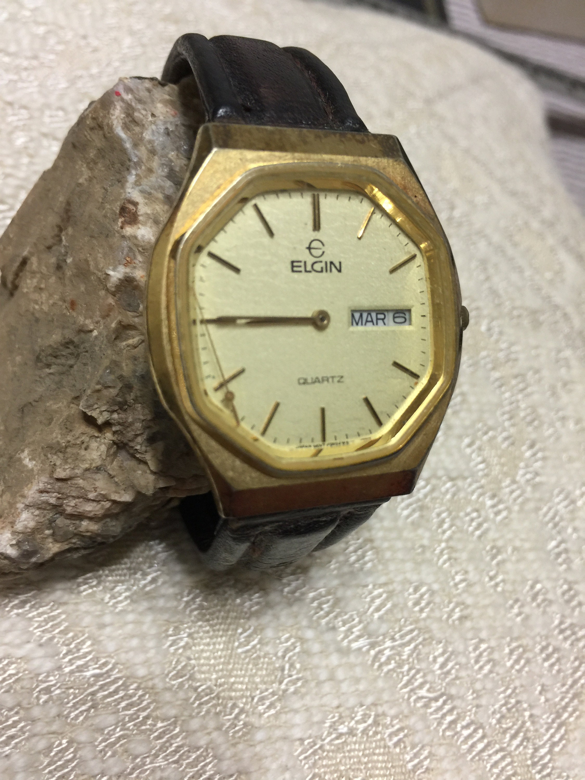 Stunning Vintage Elgin Watch Quartz Yellow Gold Black Stunning Vintage Elgin Watch Quartz Yellow Gold Black