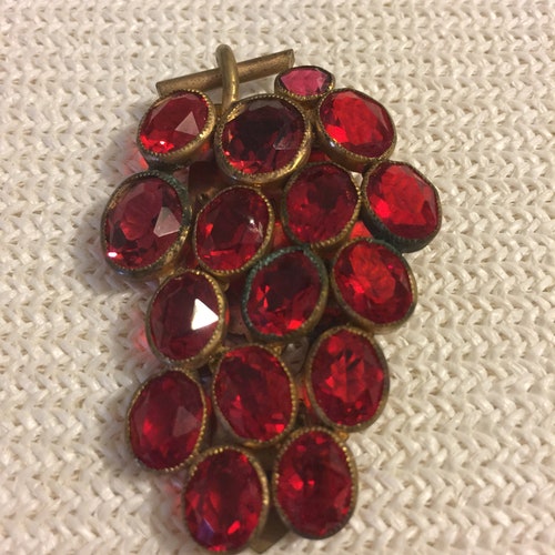 Vintage Art Deco shops Red Glass Scarf Dress Fur Clip Necklace Brooch Pin Pendant Brass Ruby Red Faceted Bezel Milgrain