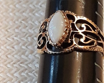 Vintage Opal Goldring 18kgf Blattgitter filigran ausgeschnittenes Design großes breites Band schweres Herz Foliate Schnitt signiert