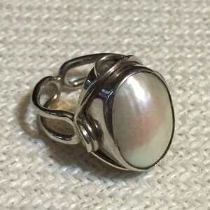 Stunning Sterling Mother Of Pearl Sterling Silver Modern Ring Large oval unique setting Cabachon Vintage Beauty