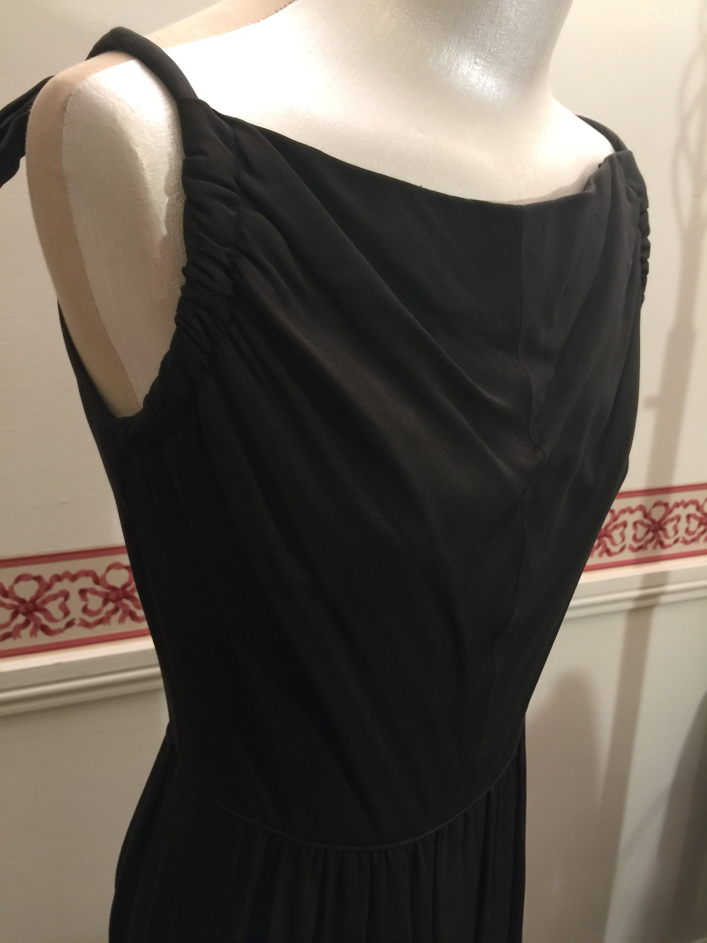 Atemberaubende Vintage Lord & Taylor Molli Parnis NY Schwarzes Kleid Luxus gefüttert Mantel U-Ausschnitt Original Bögen Schultern Luxus OOAK Classic Sm