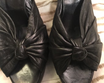 Stunning Vintage Varda Black Leather Heels Pumps Shoes Evening Italy 9.5 Slides Strappy Must Black Metallic Platform Designer Knot Bow