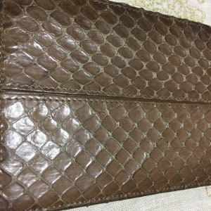 Cartera de piel de cocodrilo con diseño de serpiente y ojo de tigre de Judith Leiber, detalles de piedra, color marrón camello, cierre a presión, color dorado, artículo imprescindible