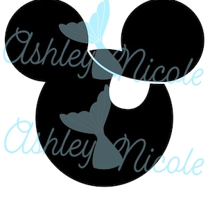 以下が含まれることがあります： ミッキーマウスの耳の黒いシルエットで、耳に白い筆記体で「Ashley Nicole」と書かれています。