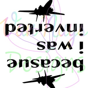 以下が含まれることがあります： 2機の戦闘機と「Because I was invited!」というテキストが書かれた白黒のグラフィックデザイン