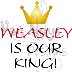Pode incluir: Uma coroa dourada com uma inscrição vermelha que diz "WEASLEY IS OUR KING!"