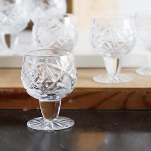 Vintage geschliffene Kristallgläser - Set von 12 kleinen Likörgläsern mit Stiel 50ml, elegante Barware