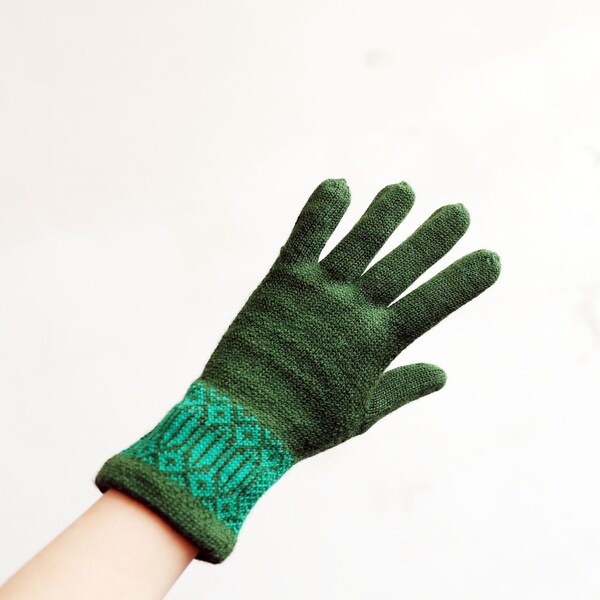 Moss green vintage wool woman gloves - moss green emerald green pattern gloves - 80s accessories - nordic pattern gloves - vintage gloves