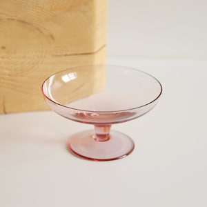 Zierliche rosa Glasschale auf einem Fuß - kleine Servierbehälter