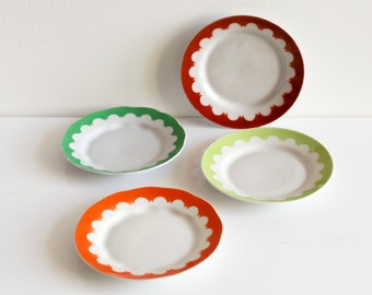 Assiettes vintage colorées produites par la fabrique de porcelaine de Riga dans la vaisselle des années 1980