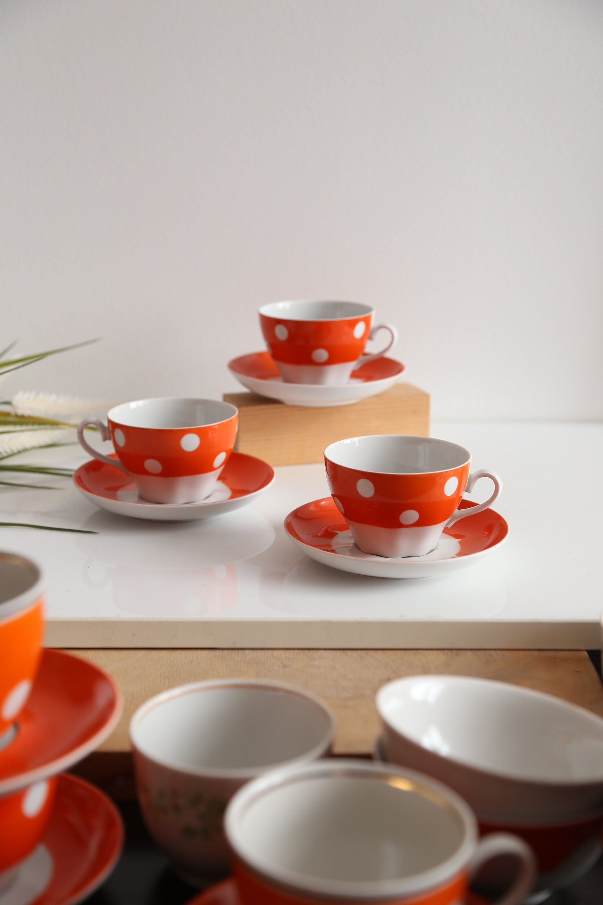 Handbemalte Cappuccino-Tasse Mit Untertasse – Rot Mit Weißen Punkten, Einzigartiges Keramik-Unikat