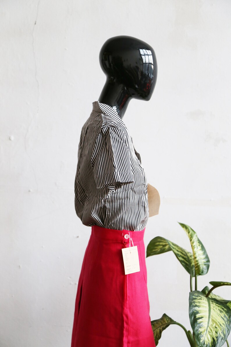 70s fashion woman blouse short sleeve collar shirt 70s office blouse 1970s black and white vertical stripe blouse graphic shirt