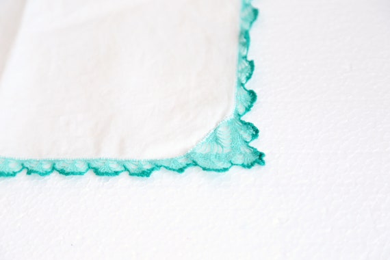 1960s crochet lace cotton handkerchief white gree… - image 3