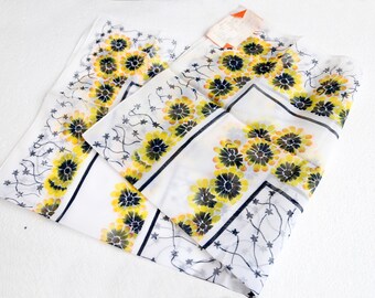 Vintage doorschijnende nylon sjaal: gele abstracte bloemenprint, USSR 1975