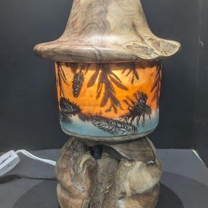 Verzauberte Pilzlampe - Ahorn-Maser und Kiefernzapfen