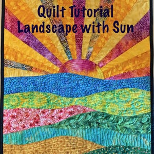 Może przedstawiać: Kołdra przedstawiająca krajobraz z wschodzącym słońcem nad błękitnym akwenem i zielonymi wzgórzami. Kołdra wykonana jest z kolorowych tkanin o różnych wzorach. Tekst "Quilt Tutorial Landscape with Sun" jest napisany niebieskimi literami na kołdrze.