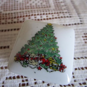 1 inch square ceramic ring or earring box. Miniature, doll house size w Christmas tree on lid. Midcentury glazed porcelain.