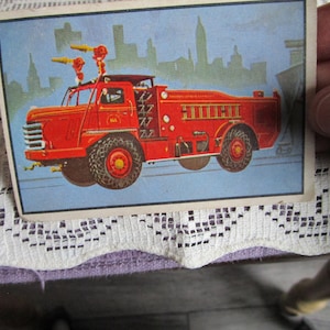 Caminhão de choque moderno nº 39 dos Bombeiros Bowman, 1953. Veículo de combate a incêndio para aeronaves Maxim. Cartão colecionável da revista Fire Officers, usado.