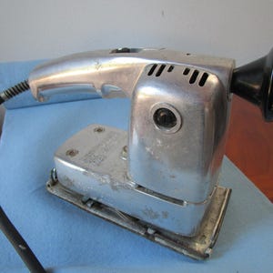 Wen dual action sander Model 320. 120V, 15 amps. Vintage midcentury used condition.