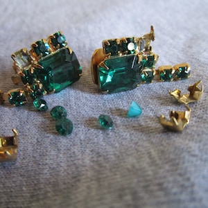 1960s green rhinestones and earring parts. loose stones, settings. Weiss style clip-on, clasp parts. Vintage 1960s