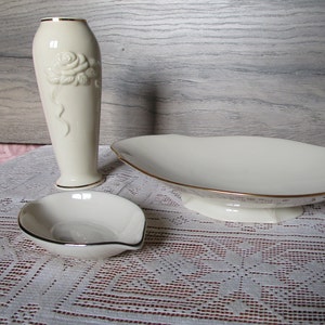 Vase Lenox, plat de service et bibelot. Porcelaine fine beige avec bordure dorée. Indiv ou lot. En très bon état.