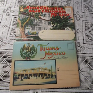 Puede incluir: Dos postales vintage con imágenes de Baja California, México. Una postal muestra un edificio con el texto "Agua Caliente Baja California Mexico". La otra muestra un edificio con el texto "Tijuana Mexico Souvenir Folder."