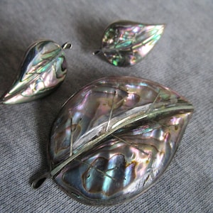 Leaf brooch with screw on earrings. Iridescent abalone mother of pearl, 925 sterling silver. Midcentury Taxco. Hecho en Mexico. Ship incl.