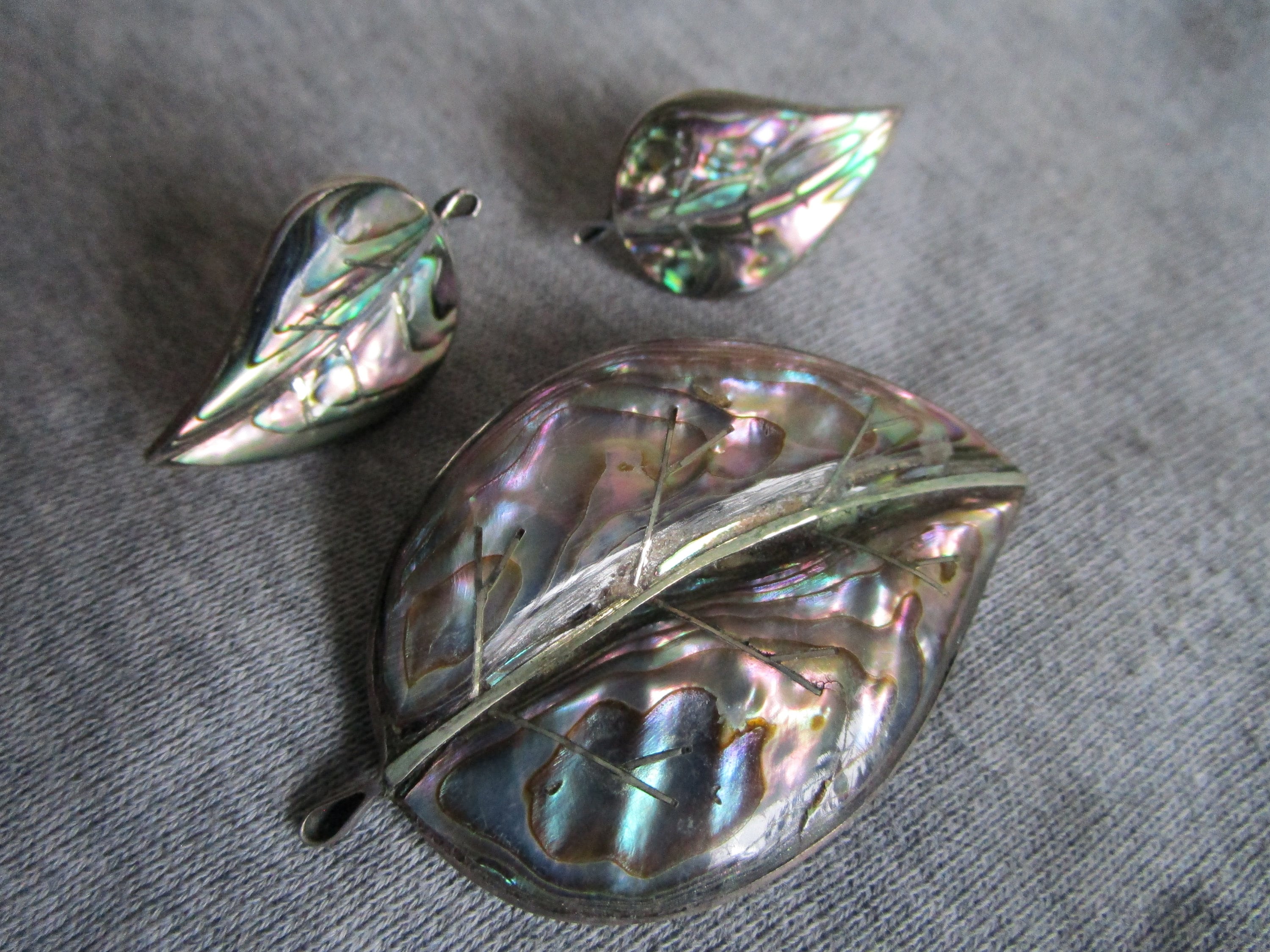 Pendentif Opale Boulder : Voyage dans les Profondeurs de la Terre Pendentif Opale Boulder : Voyage dans les Profondeurs de la Terre