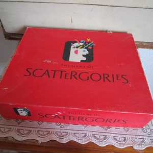Scattergories party game; quickly fill category list with same letter. Word quiz game, 1988 gently used.