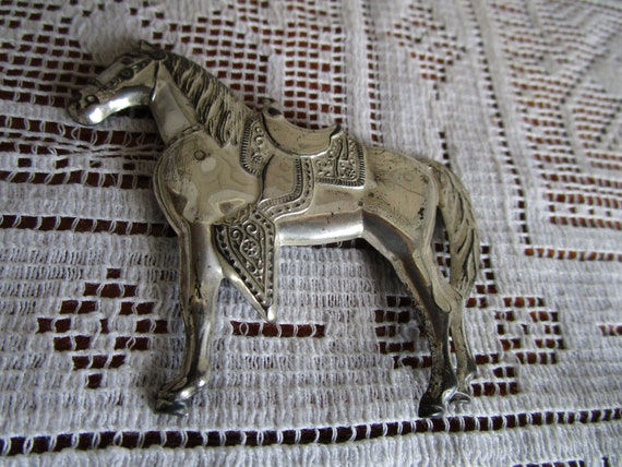 Silver tone pin; horse saddled for a vaquero, cab… - image 1