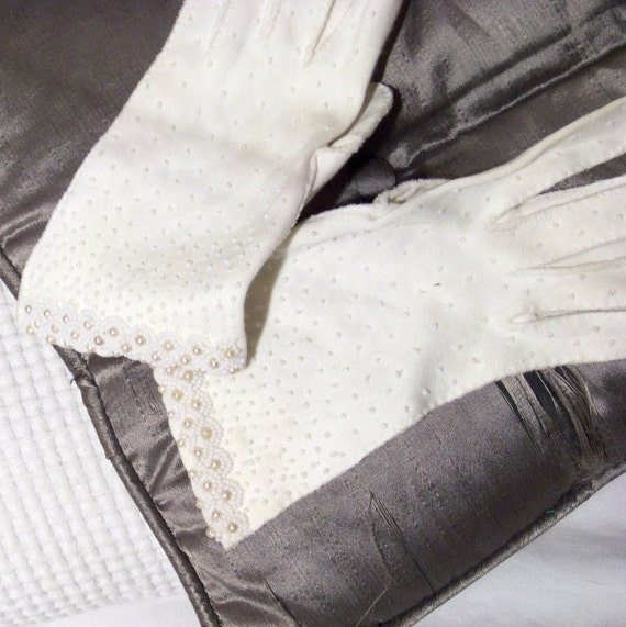 XS fancy white gloves with faux pearls, Vintage 19