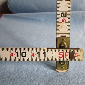 Règle pliante VTG en bois vieillie avec quatre côtés de 20 cm (20 cm) chacun. Blanc avec mesures en pouces. Livraison incluse.