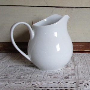 Weiß glasierter Keramikkrug. 1 Pint, hergestellt in Brasilien. Minimalist Art mit zarten Griff.
