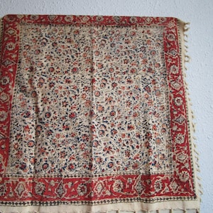 Seidenstraßentuch, Tischdecke, Kopftuch mit Quasten. Beige mit roten und schwarzen Mustern. Vintage Midcentury Textil. Versand incl.