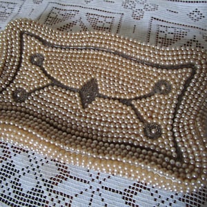 Embrague de mano con cuentas, bolso, bolso. Cuentas en tono beige perla con detalles de cuentas de pony alargadas. 6.5x4 Gala Japón. Con poco uso.