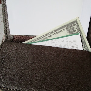 Billetera de cuero hecha a mano, de 18 x 8,9 cm, con compartimento para efectivo, cupones y una ranura vertical para bloc de notas, tarjetas de crédito, etc. Usada a mano, década de 1980.