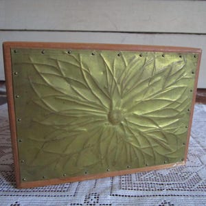 Spielkartenkasten aus Holz in lindgrünen Zinn auf Deckel genagelt. Hält 2 Decks. 6x11cm. Midcentury Kiefer mit Fingerzinken. Schiff inkl in den USA.