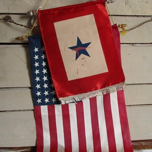 WWII amerikanische 48-Sterne-Flagge und Armee-Service-Banner, Wandflagge. Wird zusammen verkauft, einseitig mit Aufhängeschnur und unteren Quasten. Versand inkl