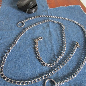 Cartera de acero inoxidable, cadena de bolsillo, 2 cadenas largas sin clips, cierres. Proyecto de billetera con cinturón. Se presenta en un estuche de cuero con cremallera Ferarri.