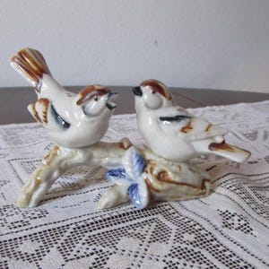 Pair of sparrows, birds on a log. Glazed ceramic midcentury. No maker indicated. Ship incl.