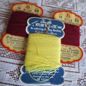 Fil à reprendre, pour renforcer et raccommoder le fil de nylon, Spinnerins and Bucilla, 60 yards, 3 cartes bordeaux et jaune. vintage des années 1960.