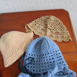 Crochet toilet roll cover. Beige lace, Blue and peach yarn. TP holder, vintage bathroom decor gently used. Shipping incl in US.