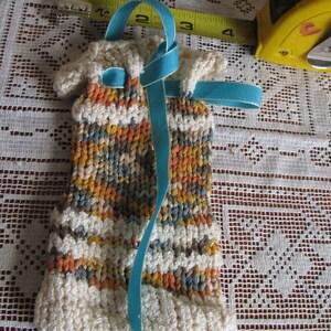 Petit sac au crochet, 5 x 3 pouces avec ruban pour pot-pourri, petit téléphone portable, bijoux ou autres objets personnels. vintage des années 50.