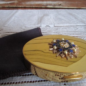 Vintage compact with rhinestones, Mary Dunhill oval powder case with felt bag. 1950s in gently used condition. Shipping incl.