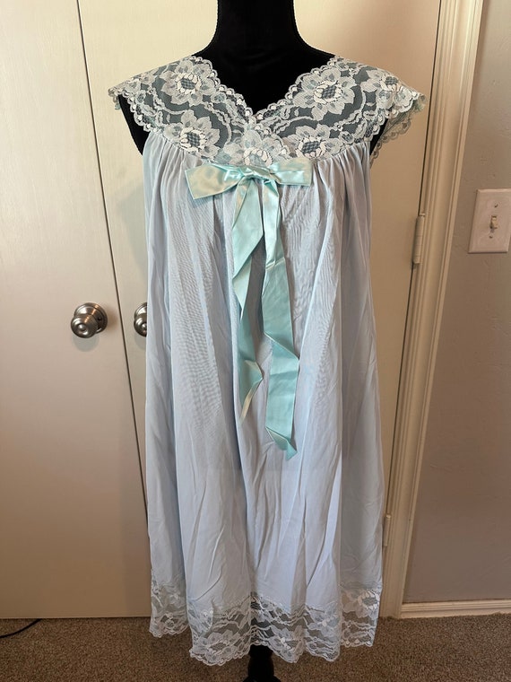 Vintage 1970s Baby Blue Baby Doll Nightgown with L