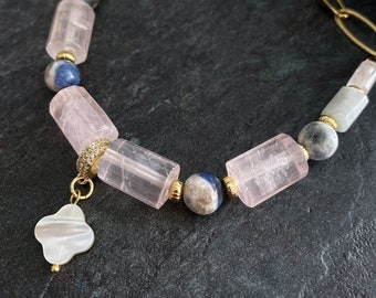 Quartz and Sodalite necklace with Mather-pearl pendant. In combination with a large link chain 18k gold plating