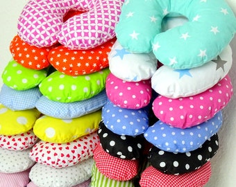 Nackenhörnchen für Kinder & Erwachsene - Buntes Nackenkissen aus Baumwolle - Reisekissen Nackenrolle für Auto oder Reise