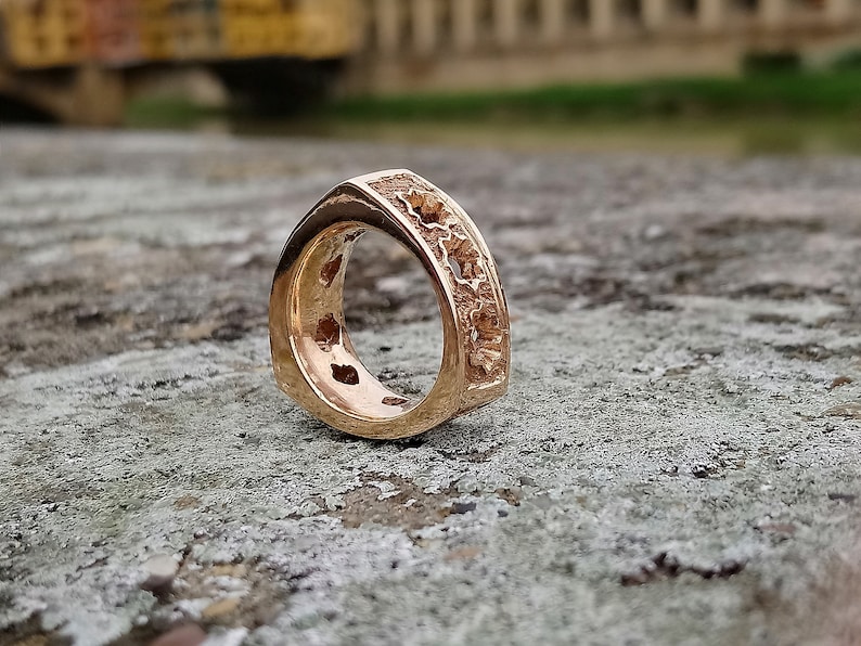 made to measure. Italy in bronze or silver Tuscany decoration of Florence Engraved tricuspid ring inspired Gothic style